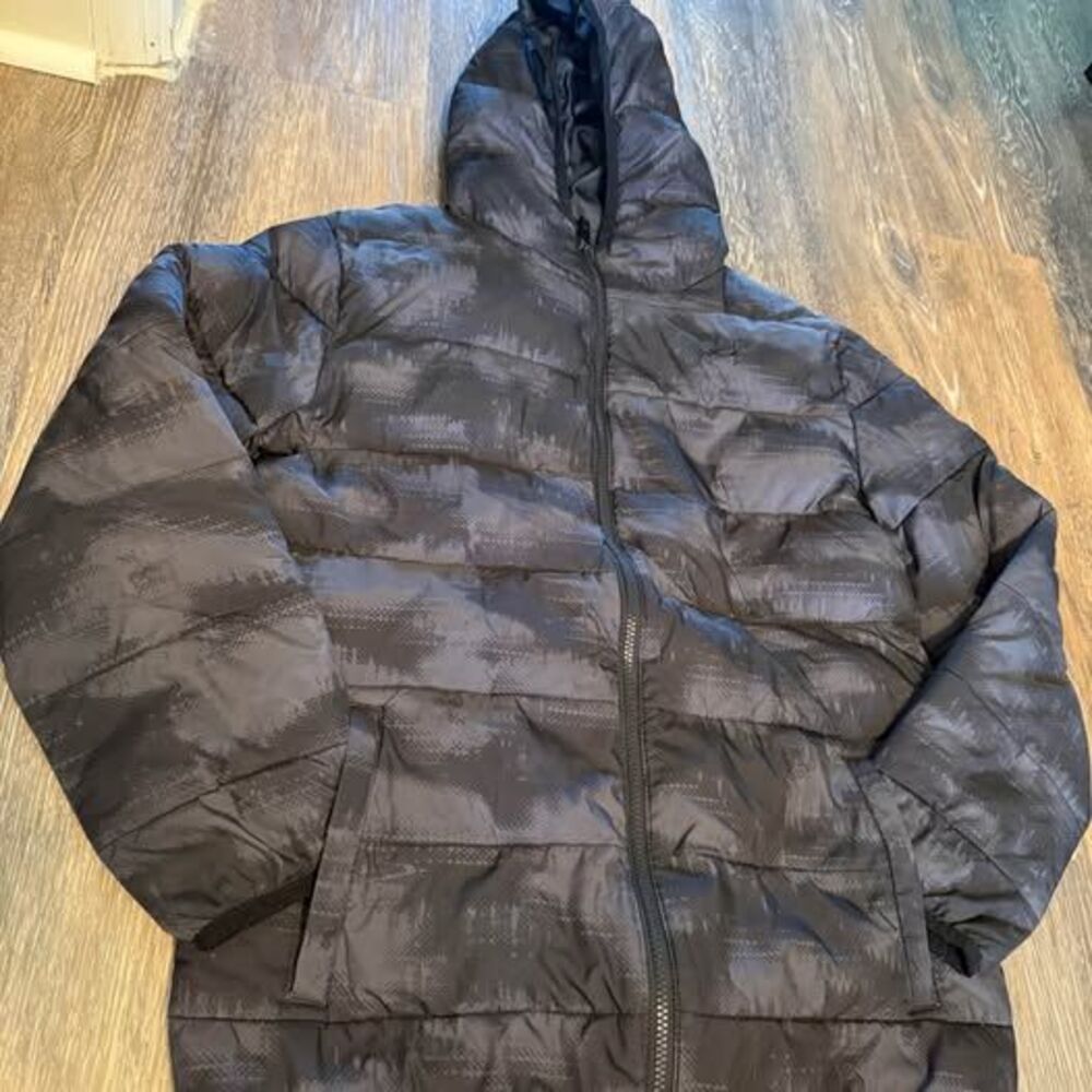 Under Armour Puffer Jacket kids XL or fit Small women’s